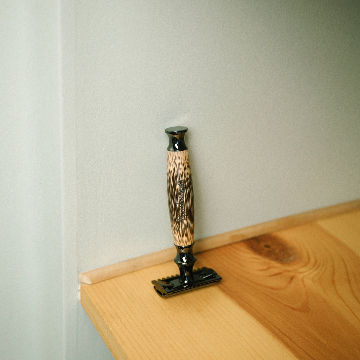 Bamboo Switch - Bamboo Stainless Steel Safety Razor | Faire Market : Curved Handle
