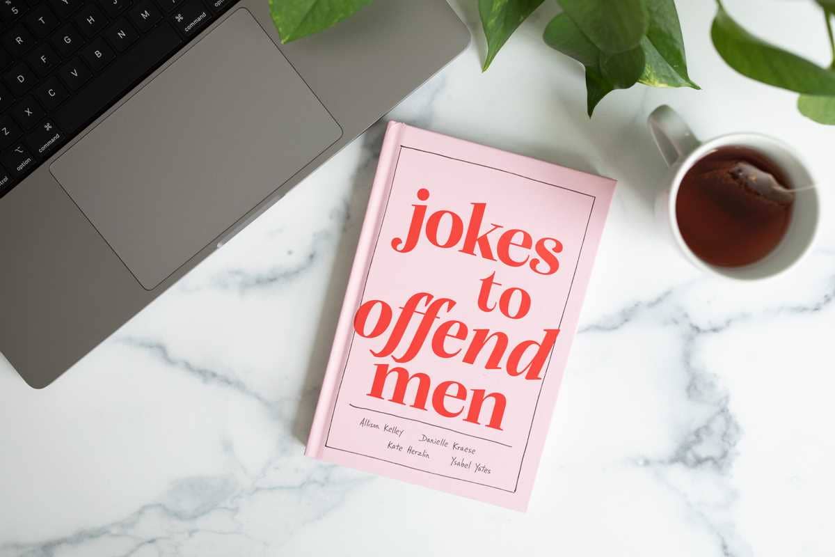 Simon & Schuster - Jokes to Offend Men by Allison  Kelley: Hardcover; 176 pages / English